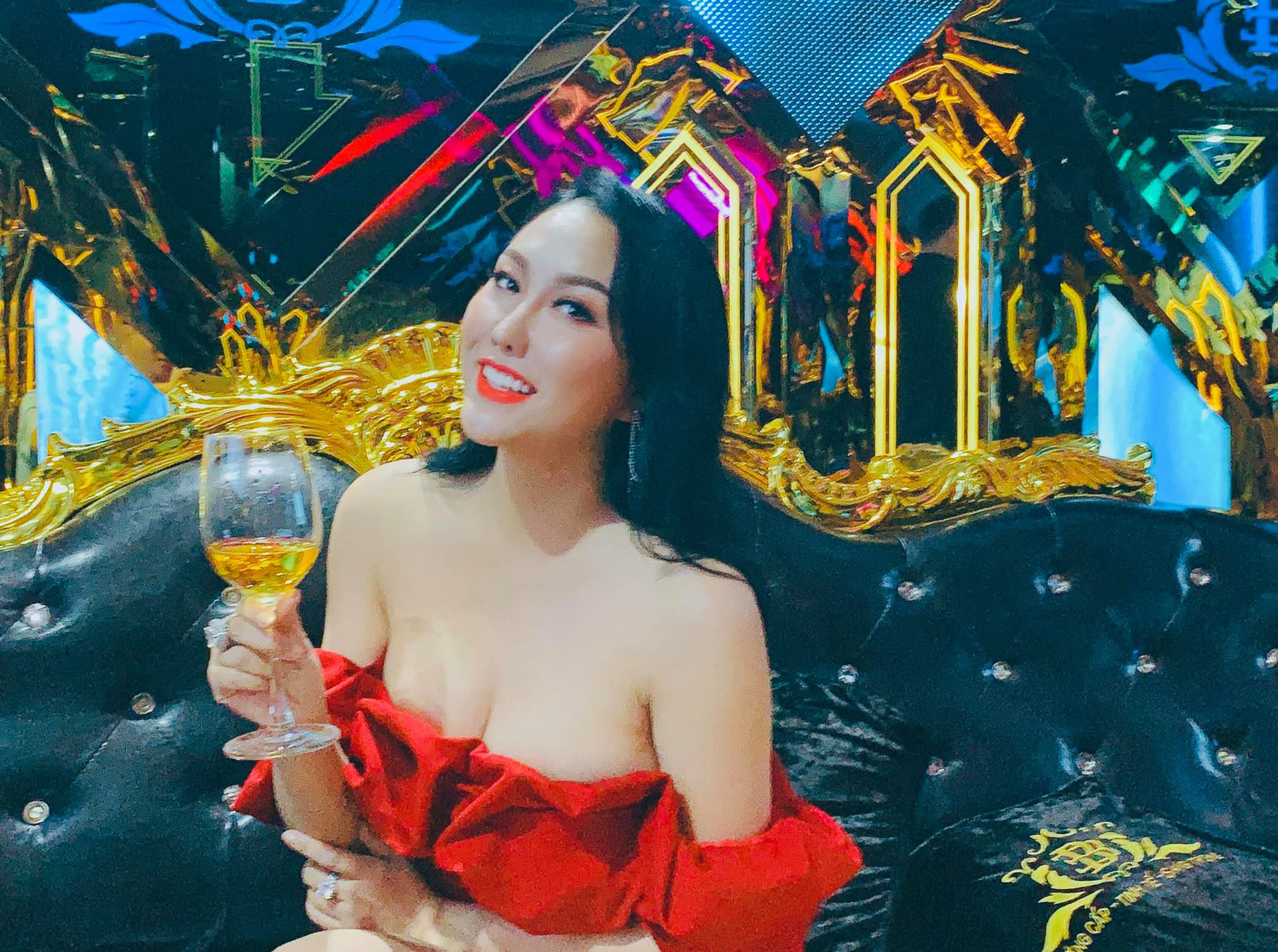Hari Won mặc xuyên thấu nội y, Phi Thanh Vân táo bạo với váy trễ vai dễ gây nhìn nhầm - Ảnh 1.