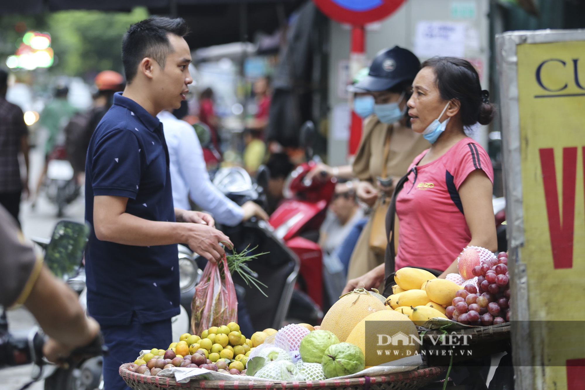 Hà Nội: Nhiều người dân vẫn không đeo khẩu trang tại nơi công cộng - Ảnh 9.