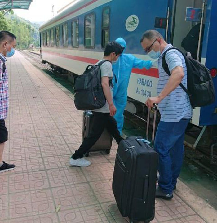 56 chuyên gia Trung Quốc đi thẳng từ Lạng Sơn về Quảng Ngãi bằng tàu hỏa - Ảnh 1. 56 chuyên gia Trung Quốc đi thẳng từ Lạng Sơn về Quảng Ngãi bằng tàu hỏa - Ảnh 1.