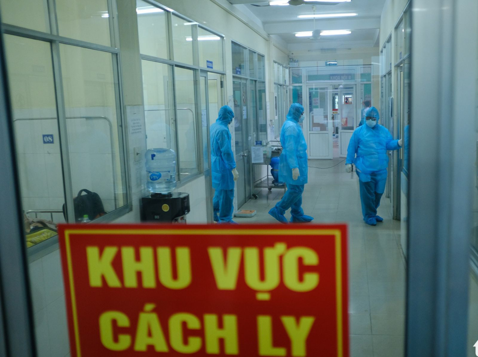 Chuyên gia hiến kế "cứu nguy" cho nền kinh tế trong làn sóng dịch Covid-19 thứ 2 - Ảnh 1. Chuyên gia hiến kế "cứu nguy" cho nền kinh tế trong làn sóng dịch Covid-19 thứ 2 - Ảnh 1.