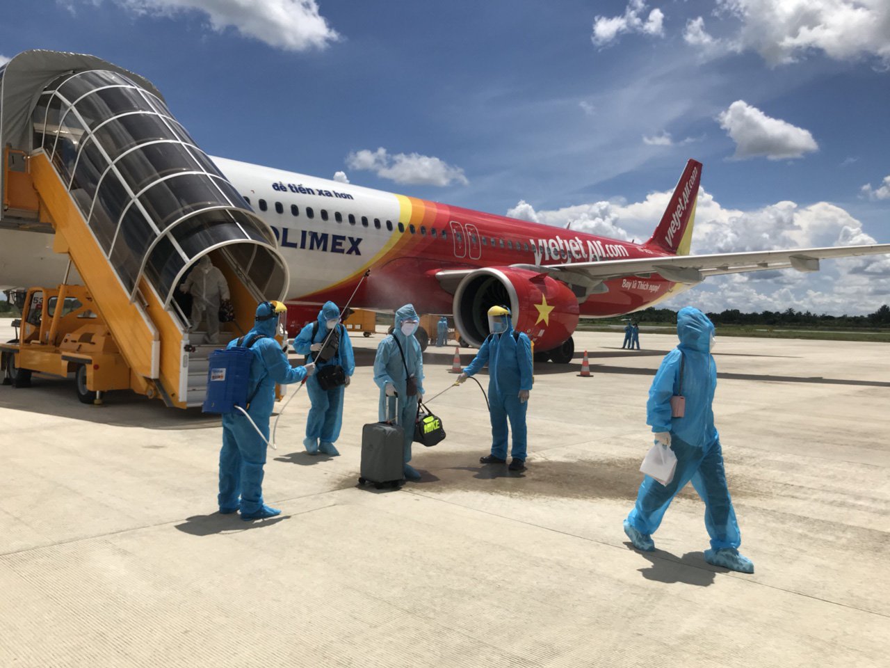 Tiếp tục sứ mệnh, Vietjet thực hiện trung bình 1 chuyến bay cứu trợ/ngày - Ảnh 3.