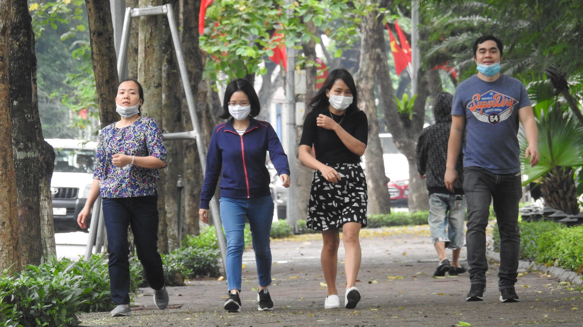 Hà Nội: Không đeo khẩu trang nơi công cộng phạt tối đa 300.000 đồng - Ảnh 1. Hà Nội: Không đeo khẩu trang nơi công cộng phạt tối đa 300.000 đồng - Ảnh 1.