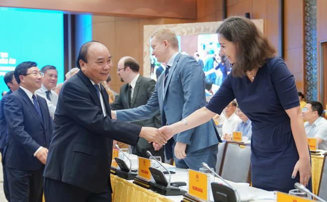 Thủ tướng nêu 6 câu hỏi khi triển khai EVFTA - Ảnh 1. Thủ tướng nêu 6 câu hỏi khi triển khai EVFTA - Ảnh 1.
