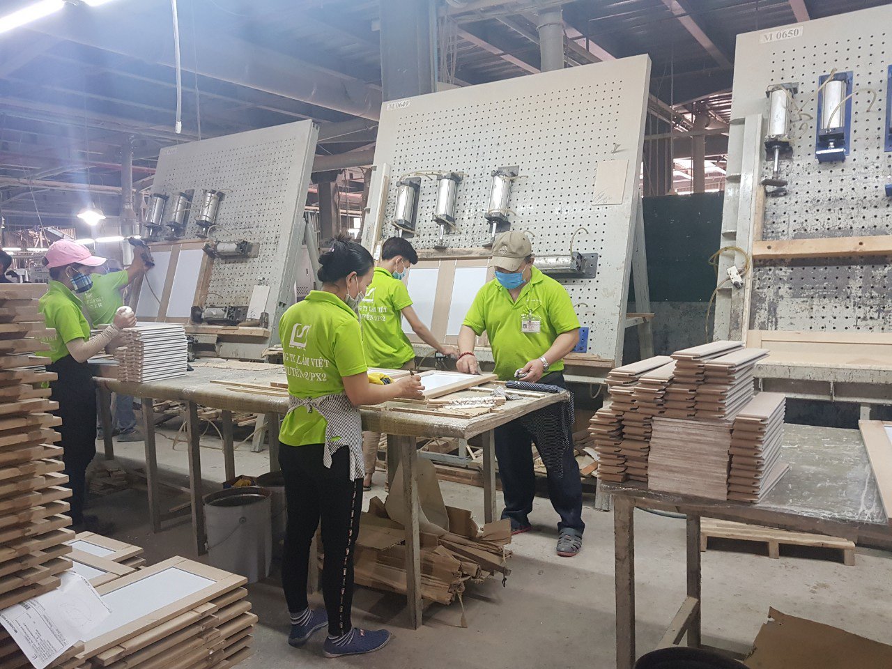 Tổng cục Hải quan cho doanh nghiệp xuất ván ghép thanh với thuế suất 0% sau văn bản gây tranh cãi - Ảnh 1.