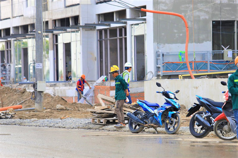 Chủ đầu tư, nhà thầu không đảm bảo phòng dịch COVID-19 sẽ bị dừng hoạt động - Ảnh 1. Chủ đầu tư, nhà thầu không đảm bảo phòng dịch COVID-19 sẽ bị dừng hoạt động - Ảnh 1.