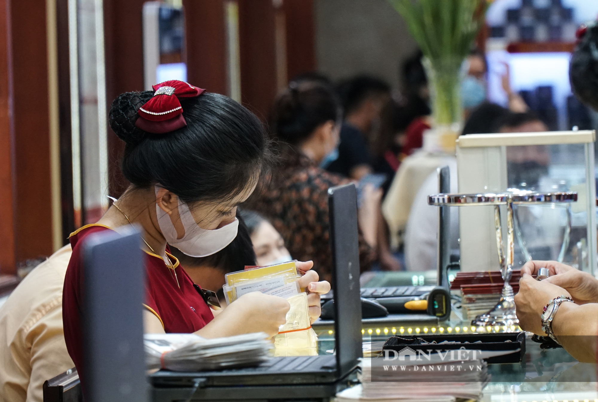 Giá vàng tăng phi mã các cửa hàng vàng nhộn nhịp người mua bán - Ảnh 9.