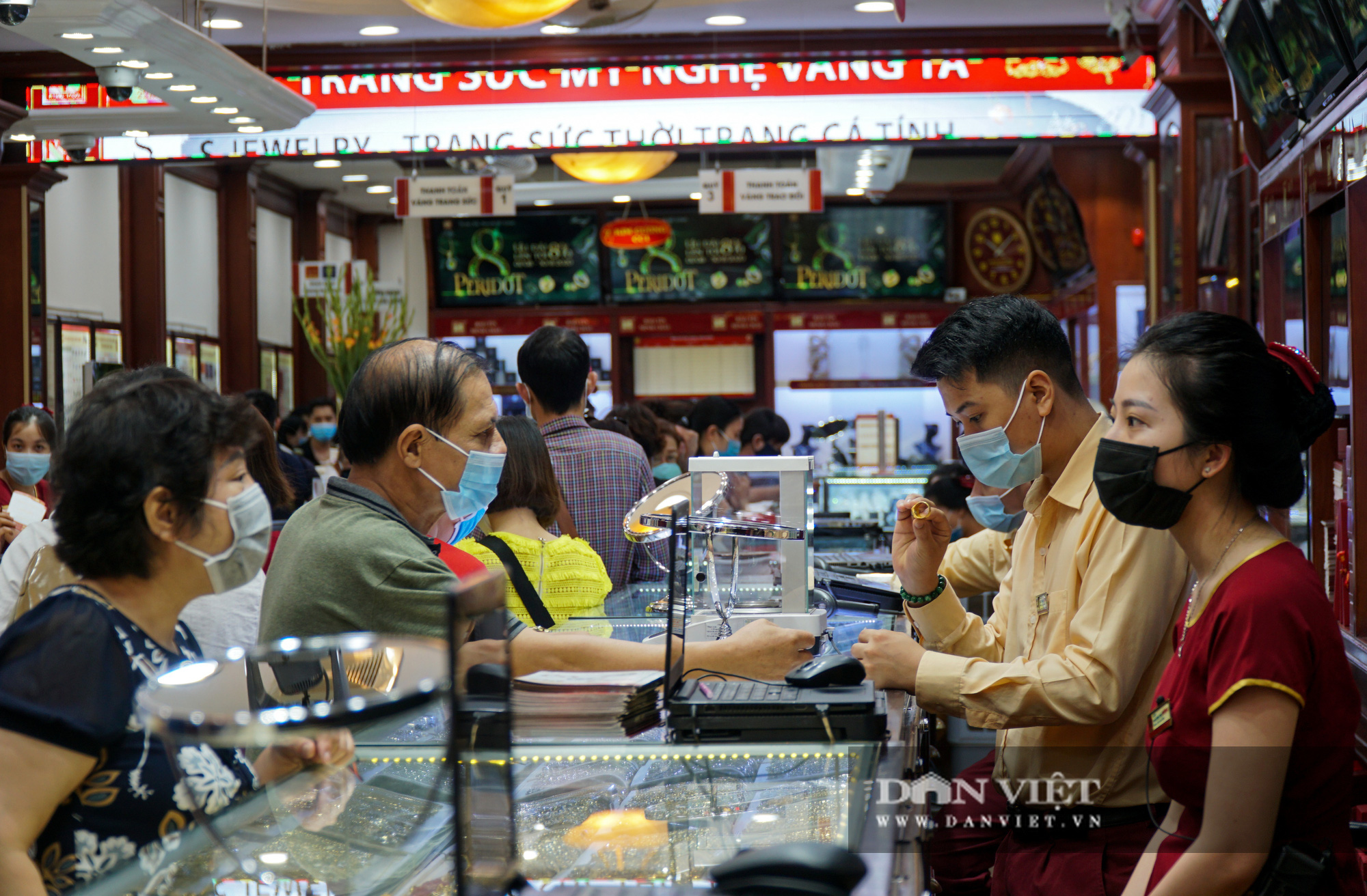 Giá vàng tăng phi mã các cửa hàng vàng nhộn nhịp người mua bán - Ảnh 7.