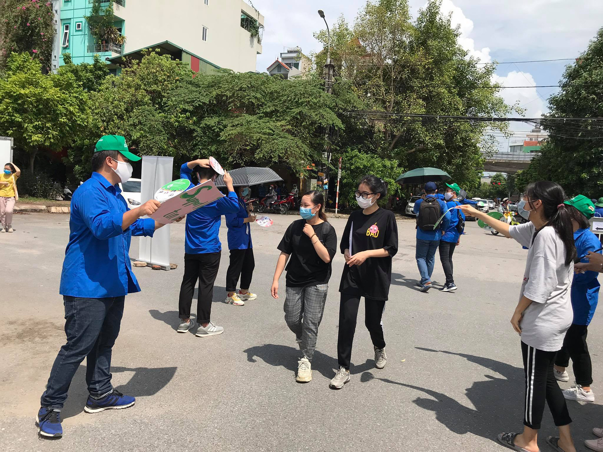Thí sinh lo lắng làm thủ tục dự thi tốt nghiệp THPT 2020 vì Covid-19 - Ảnh 4.