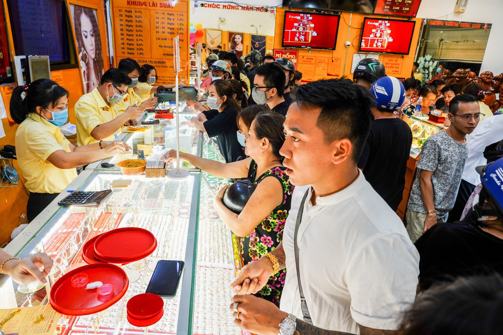 Vàng bị chốt lời, người mua trong nước lỗ 2,6 triệu sau một đêm - Ảnh 2. Vàng bị chốt lời, người mua trong nước lỗ 2,6 triệu sau một đêm - Ảnh 2.