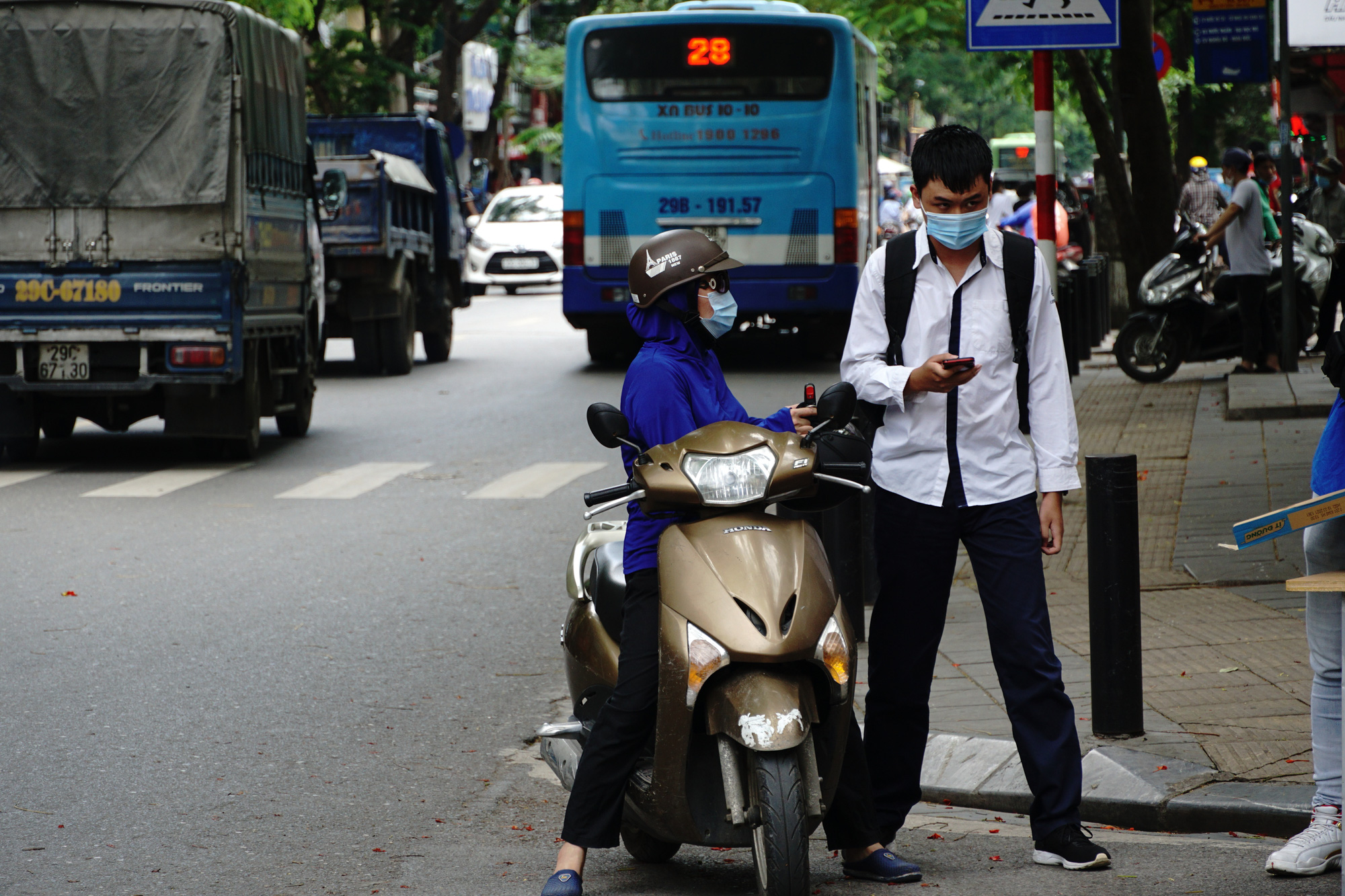 Thí sinh lo lắng làm thủ tục dự thi tốt nghiệp THPT 2020 vì Covid-19 - Ảnh 1.