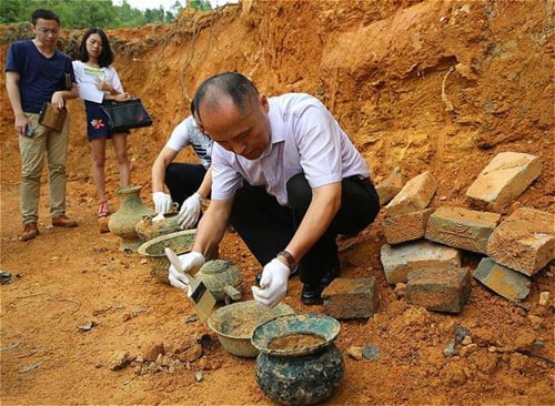 Cuốc đất đào được bình cổ bảo vật quốc gia, người nông dân tưởng nhầm bô đi tiểu suốt 26 năm. - Ảnh 4.
