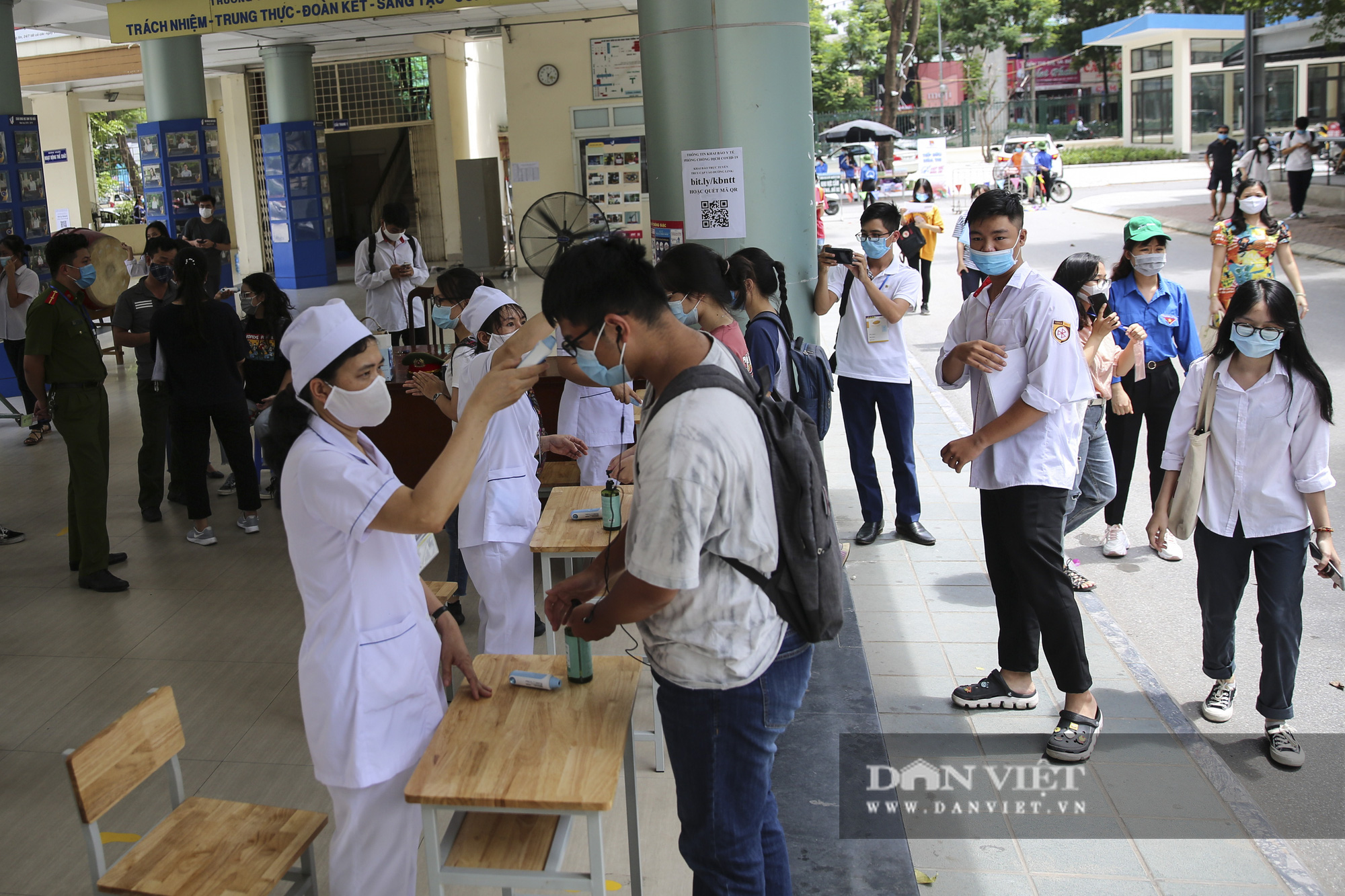 Thí sinh xếp hàng kiểm tra y tế trong ngày đầu làm thủ tục dự thi tốt nghiệp THPT - Ảnh 2.