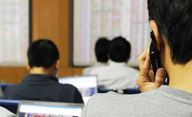 Thị trường chứng khoán 10/8: Nhà đầu tư bị "chia rẽ" - Ảnh 1. Thị trường chứng khoán 10/8: Nhà đầu tư bị "chia rẽ" - Ảnh 1.