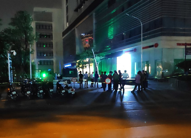 Hà Nội: Hai người rơi từ chung cư cao tầng xuống đường tử vong - Ảnh 2.