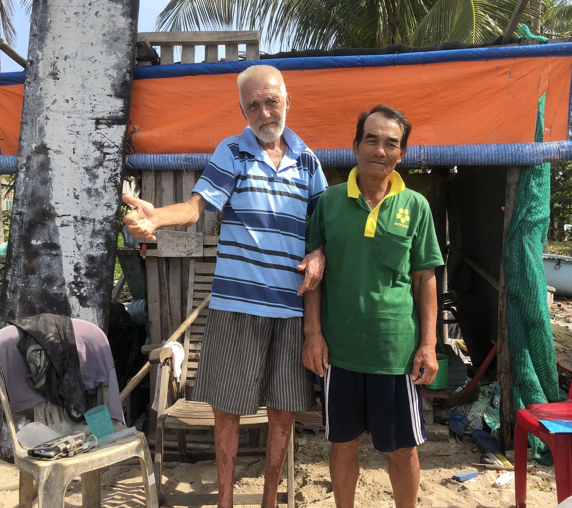 “Ông Tây cô đơn” được cưu mang trong vòng tay ngư dân nghèo Mũi Né  - Ảnh 1.