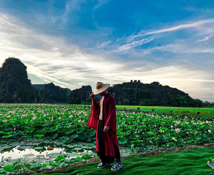 Lạ Ninh Bình: Đang giữa mùa Thu, đầm sen &quot;kỳ lạ nhất Việt Nam&quot; bỗng dưng nở rộ sắc màu - Ảnh 11.