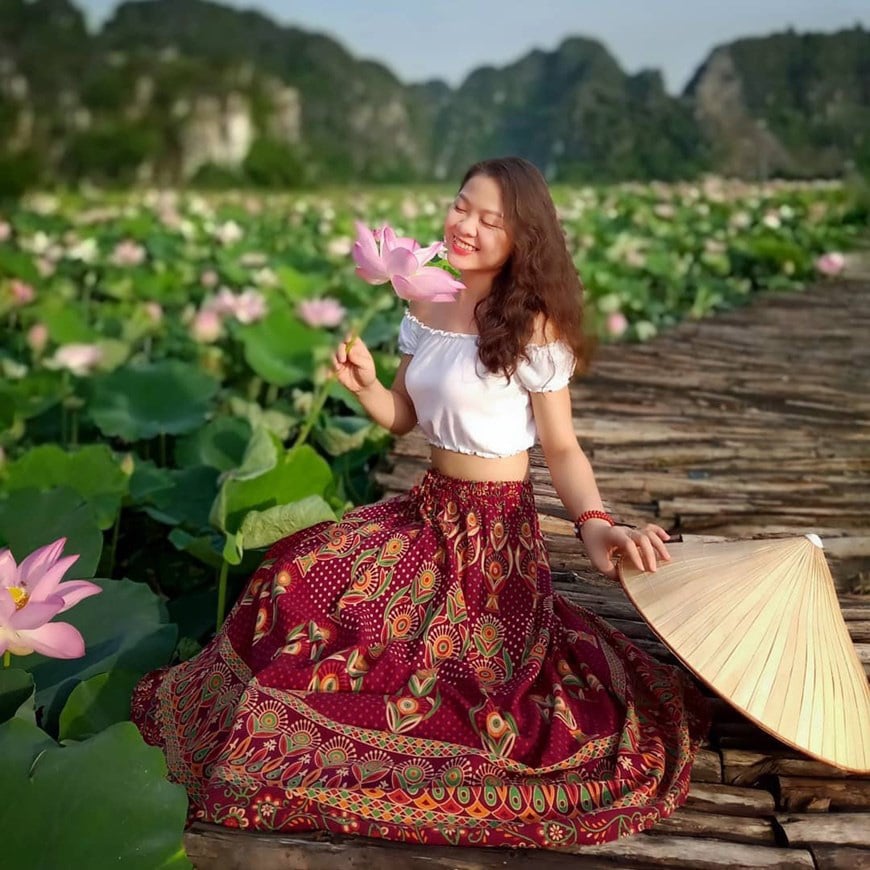 Lạ Ninh Bình: Đang giữa mùa Thu, đầm sen &quot;kỳ lạ nhất Việt Nam&quot; bỗng dưng nở rộ sắc màu - Ảnh 5.