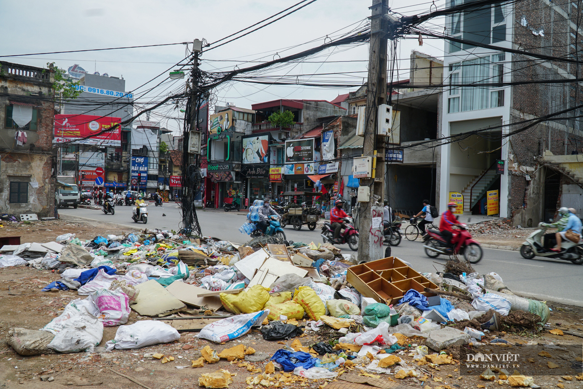 Rác thải ngập ngụa, bủa vây công trình xây dựng đường Vành đai 2 - Ảnh 12.