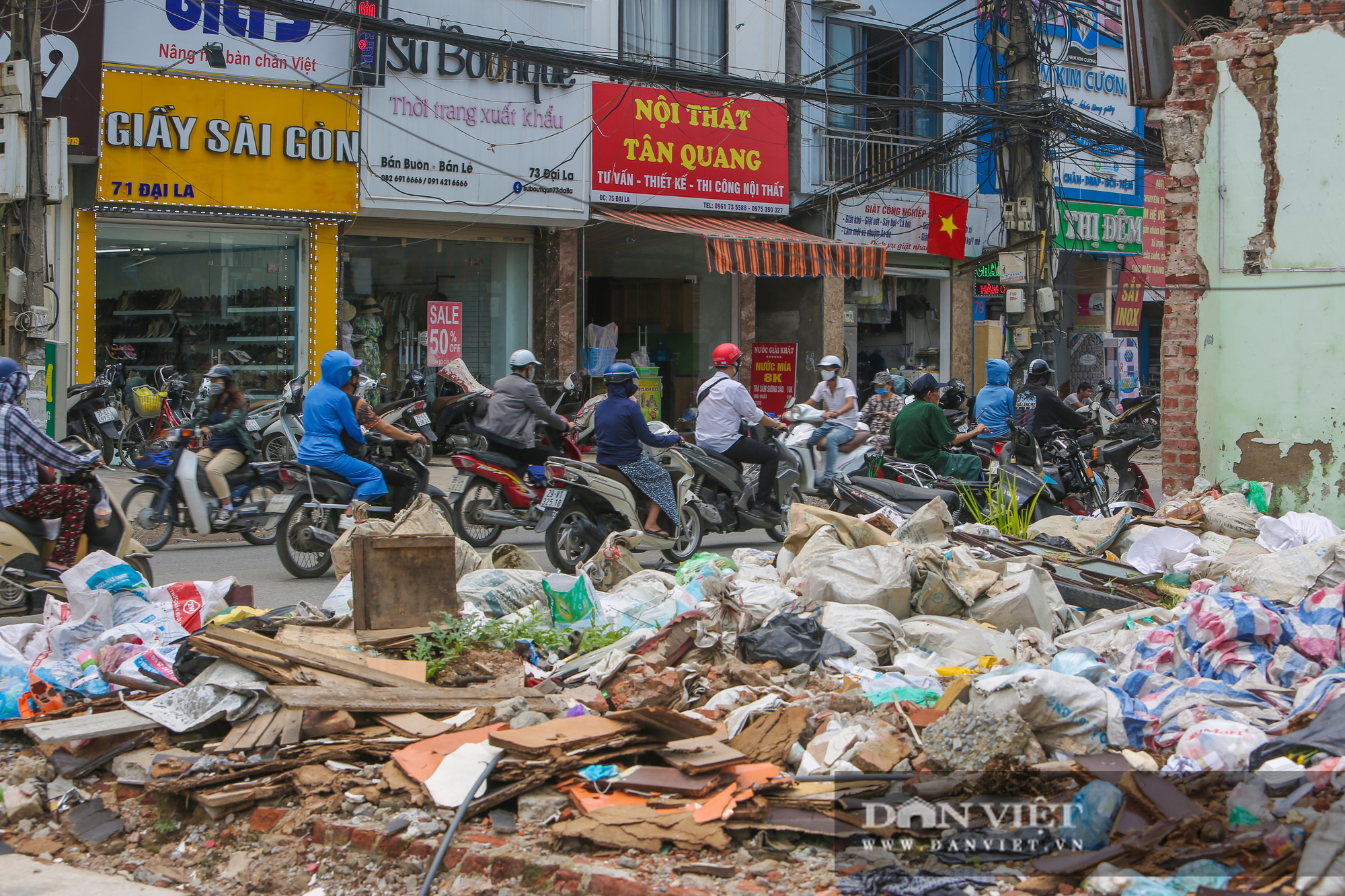 Rác thải ngập ngụa, bủa vây công trình xây dựng đường Vành đai 2 - Ảnh 3.