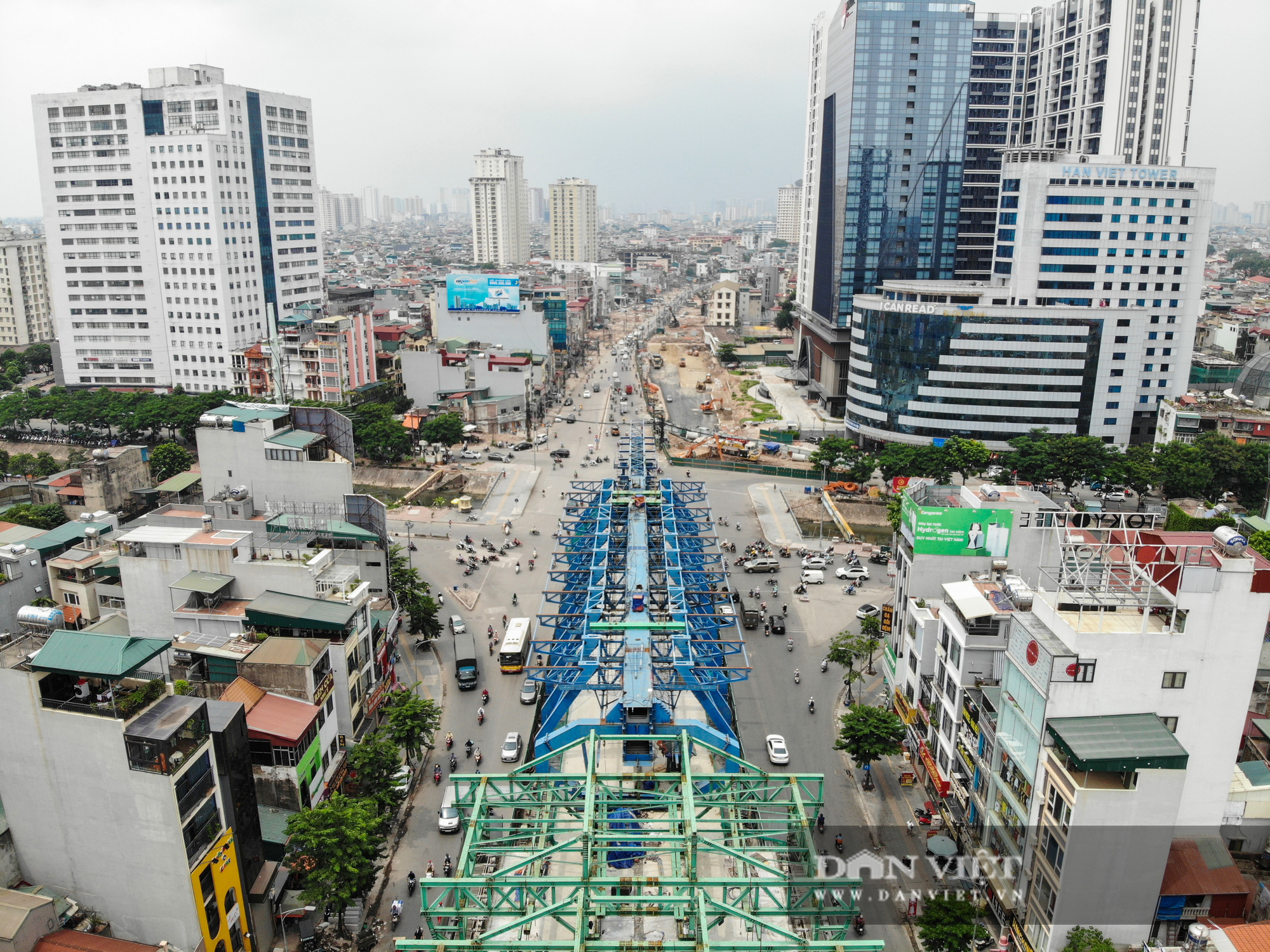Rác thải ngập ngụa, bủa vây công trình xây dựng đường Vành đai 2 - Ảnh 2.