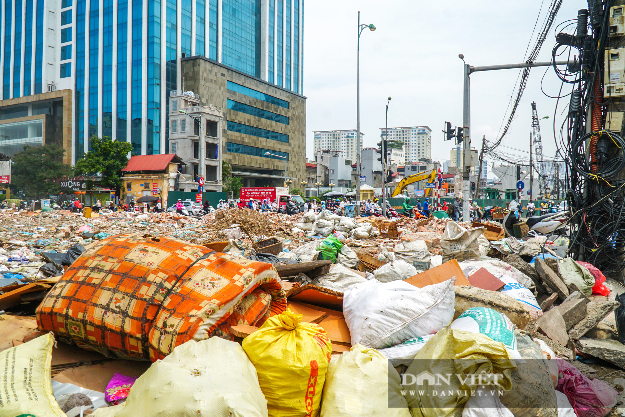 Rác thải ngập ngụa, bủa vây công trình xây dựng đường Vành đai 2 - Ảnh 6.