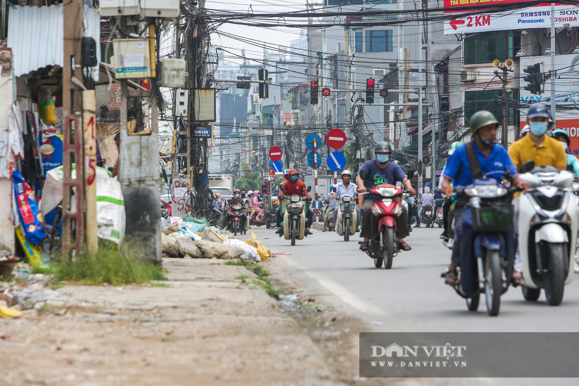 Rác thải ngập ngụa, bủa vây công trình xây dựng đường Vành đai 2 - Ảnh 8.