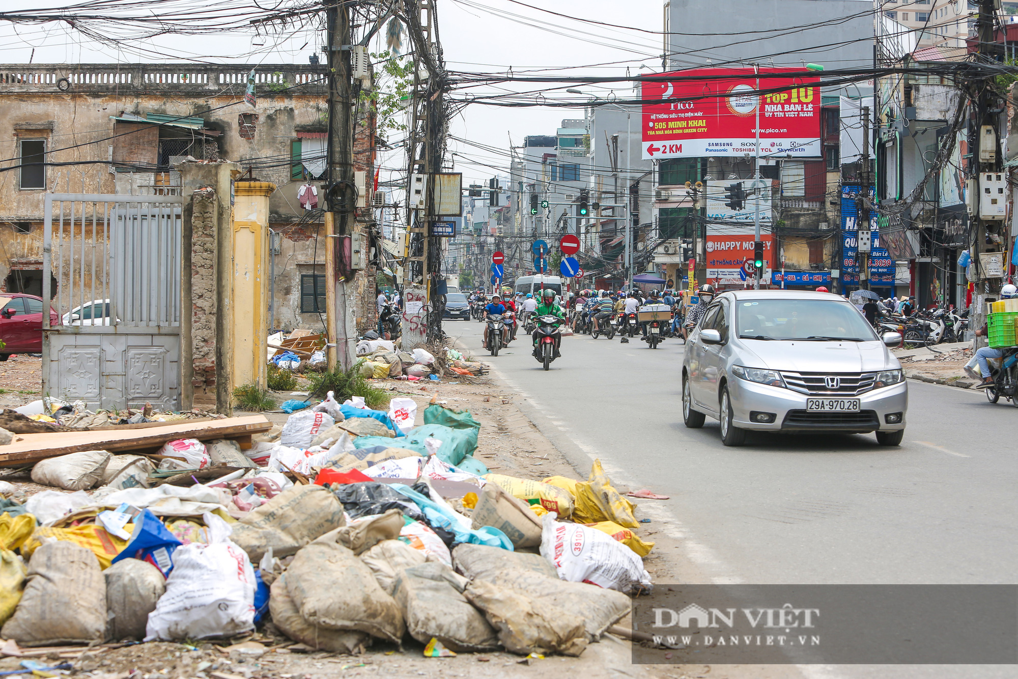 Rác thải ngập ngụa, bủa vây công trình xây dựng đường Vành đai 2 - Ảnh 10.