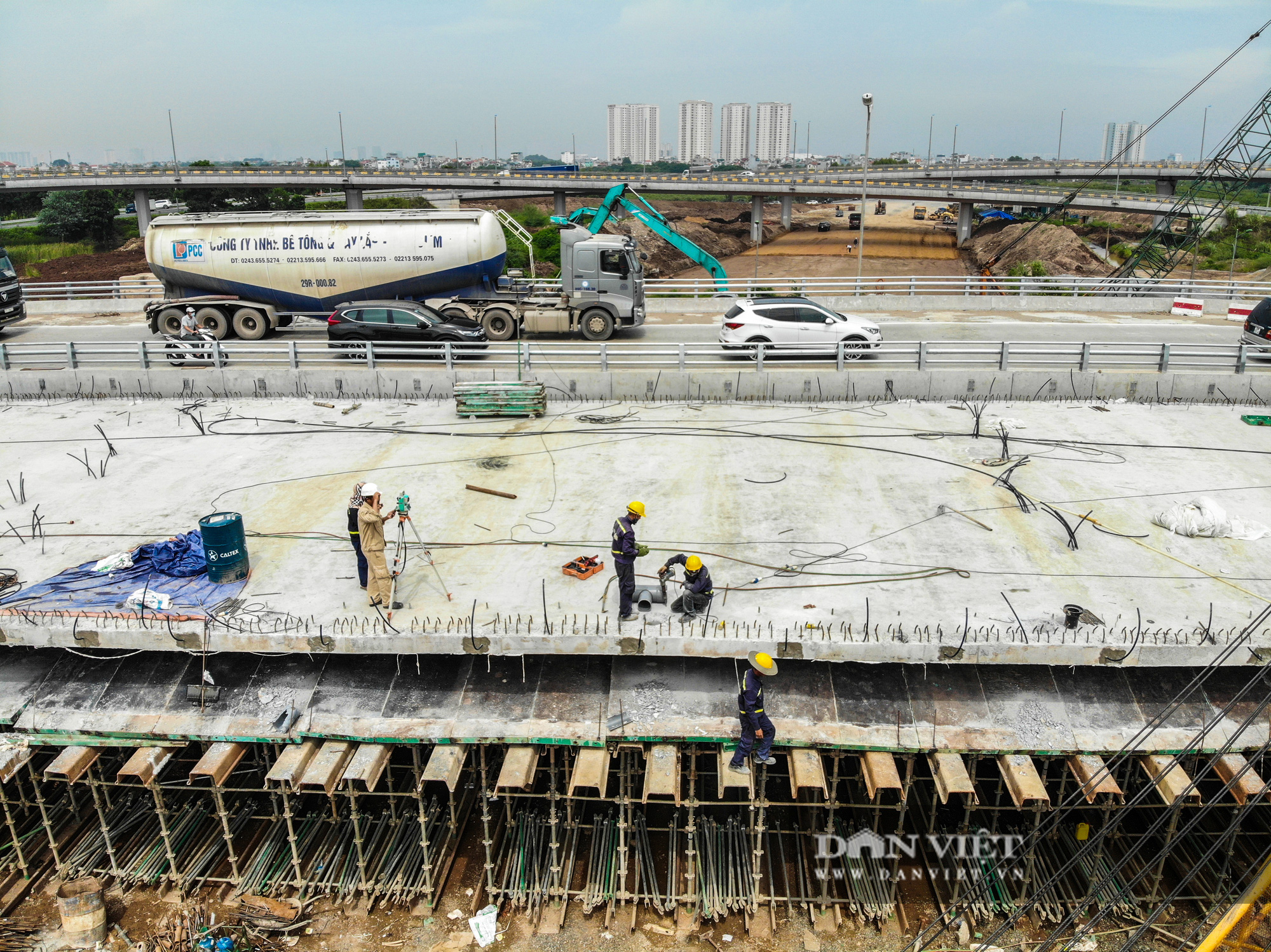 Công nhân tất bật xây dựng tuyến đường 400 tỷ kết nối Vành đai 3 với cao tốc Hà Nội - Hải Phòng - Ảnh 10.