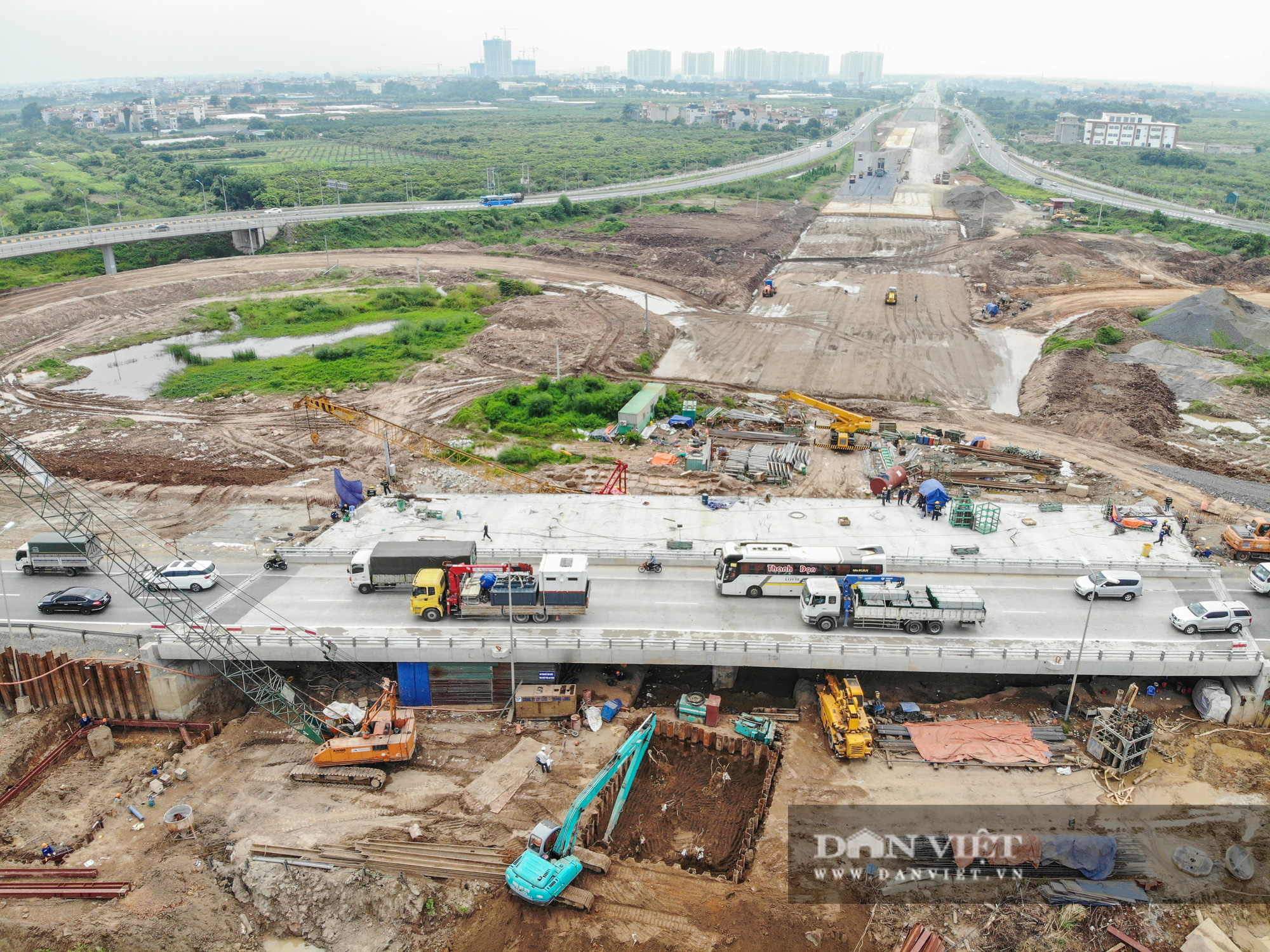 Công nhân tất bật xây dựng tuyến đường 400 tỷ kết nối Vành đai 3 với cao tốc Hà Nội - Hải Phòng - Ảnh 9.