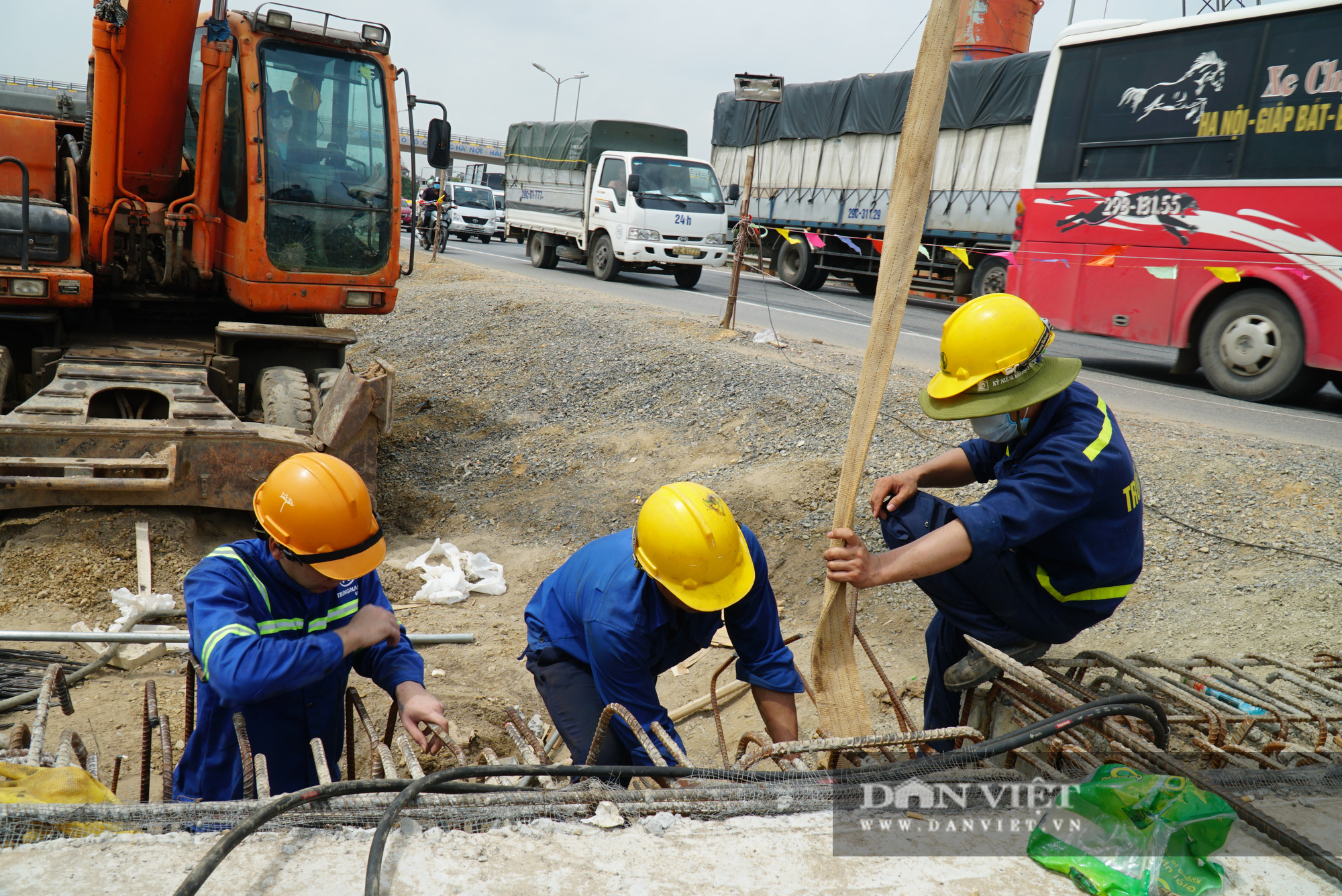 Công nhân tất bật xây dựng tuyến đường 400 tỷ kết nối Vành đai 3 với cao tốc Hà Nội - Hải Phòng - Ảnh 12.