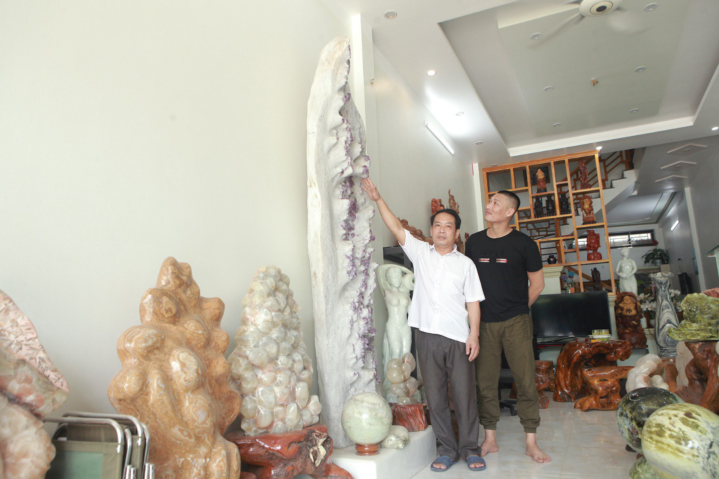 Gốc tinh thể ruby lớn nhất thế giới tại Yên Bái được trả giá tới 6 tỷ đồng - Ảnh 1. Gốc tinh thể ruby lớn nhất thế giới tại Yên Bái được trả giá tới 6 tỷ đồng - Ảnh 1.