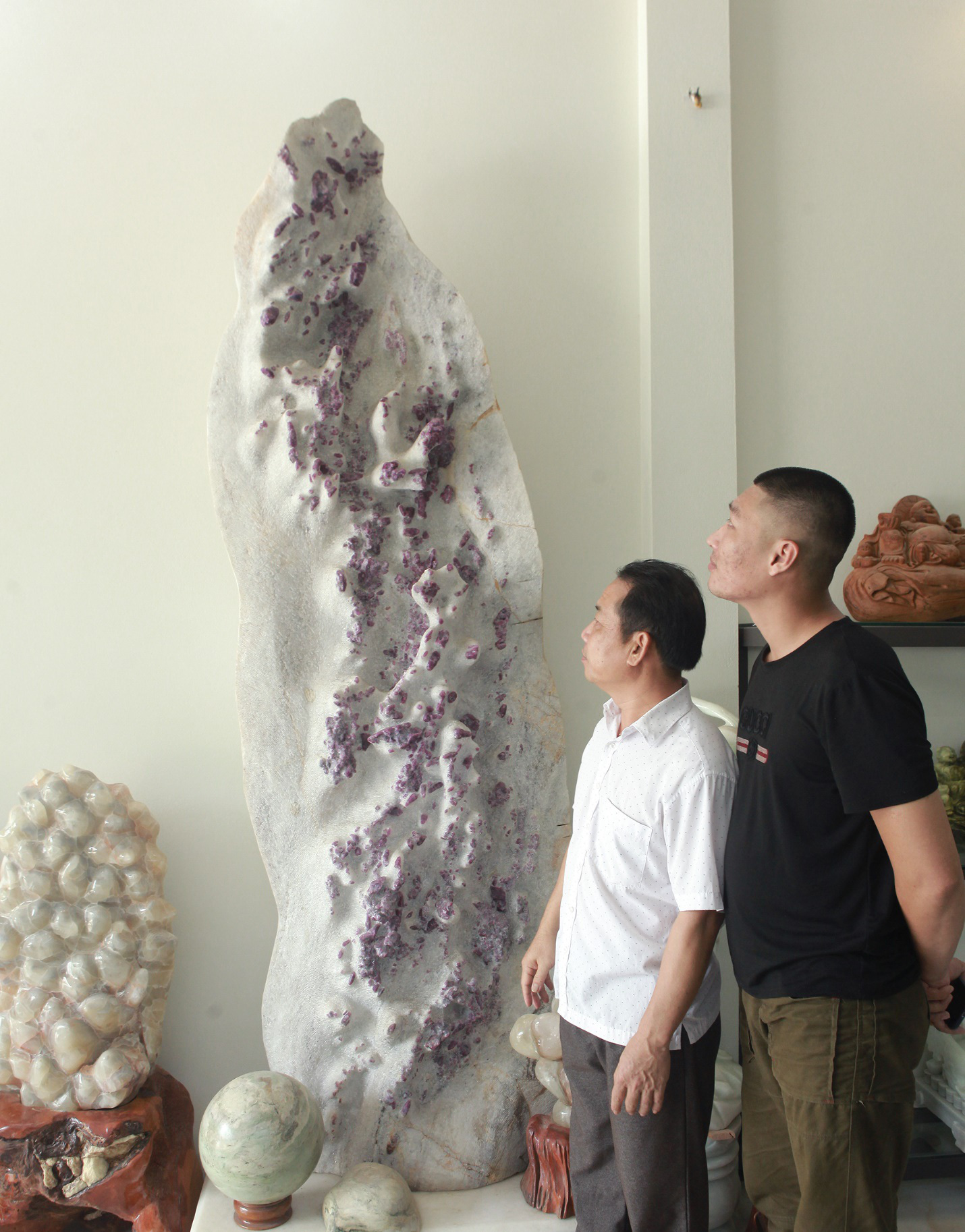 Gốc tinh thể ruby lớn nhất thế giới tại Yên Bái được trả giá tới 6 tỷ đồng - Ảnh 2. Gốc tinh thể ruby lớn nhất thế giới tại Yên Bái được trả giá tới 6 tỷ đồng - Ảnh 2.