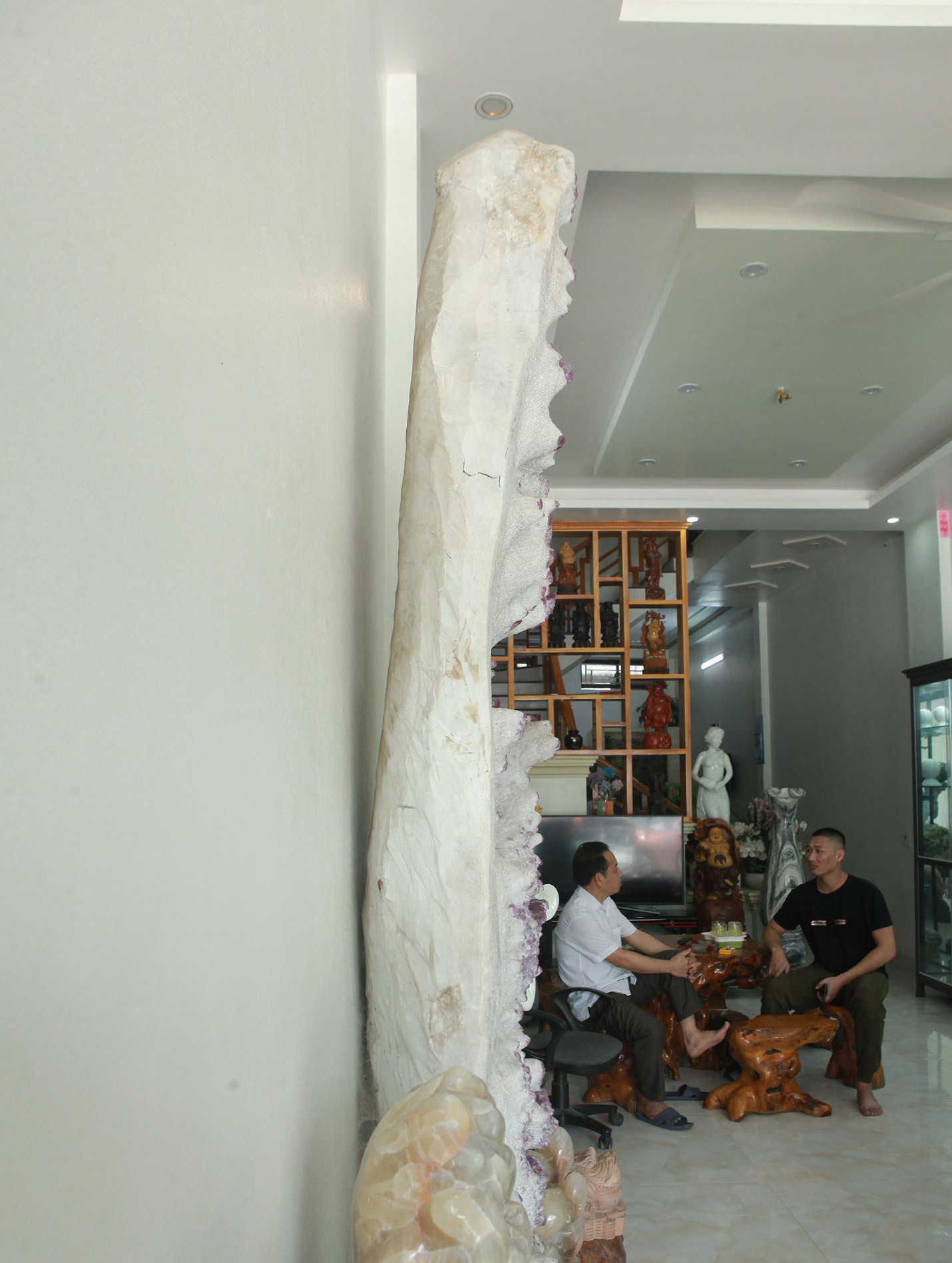 Gốc tinh thể ruby lớn nhất thế giới tại Yên Bái được trả giá tới 6 tỷ đồng - Ảnh 7. Gốc tinh thể ruby lớn nhất thế giới tại Yên Bái được trả giá tới 6 tỷ đồng - Ảnh 7.