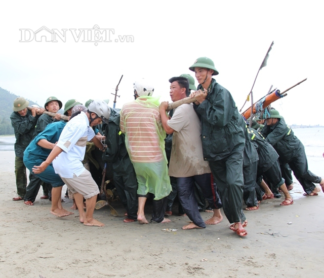 Đà Nẵng kêu gọi tàu thuyền khẩn trương vào bờ, chằng chống công trình vì bão số 5 - Ảnh 1.