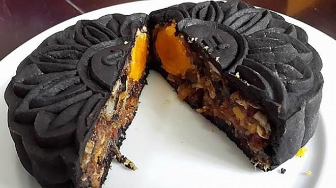 Bánh Trung thu tỏi đen độc lạ, đắt đỏ hút khách - Ảnh 1. Bánh Trung thu tỏi đen độc lạ, đắt đỏ hút khách - Ảnh 1.