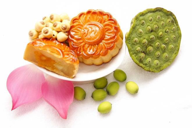 Bánh Trung thu tỏi đen độc lạ, đắt đỏ hút khách - Ảnh 2. Bánh Trung thu tỏi đen độc lạ, đắt đỏ hút khách - Ảnh 2.