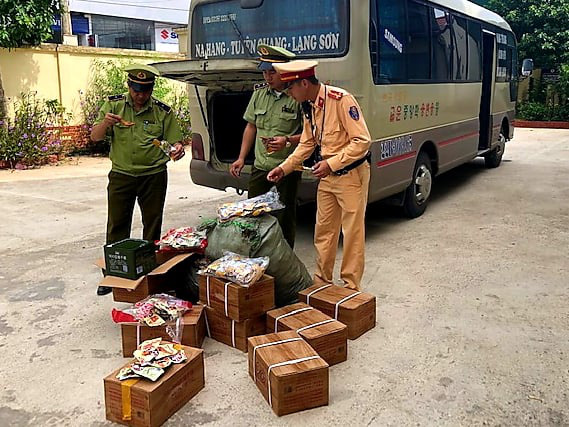 Lạng Sơn: Bắt vụ vận chuyển gần 2.000 chân, cánh gà nhập lậu bằng xe khách - Ảnh 1. Lạng Sơn: Bắt vụ vận chuyển gần 2.000 chân, cánh gà nhập lậu bằng xe khách - Ảnh 1.