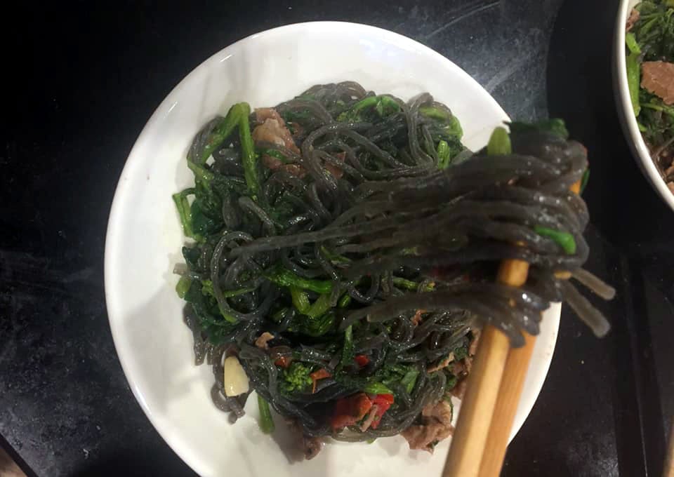 Loại miến lạ đen như than, dân sành ăn tranh nhau đặt mua - Ảnh 3.