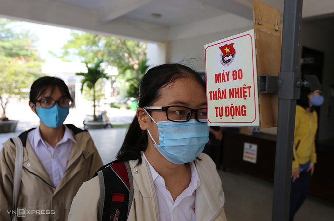 Nam sinh sáng chế máy đo thân nhiệt tự động - Ảnh 3.