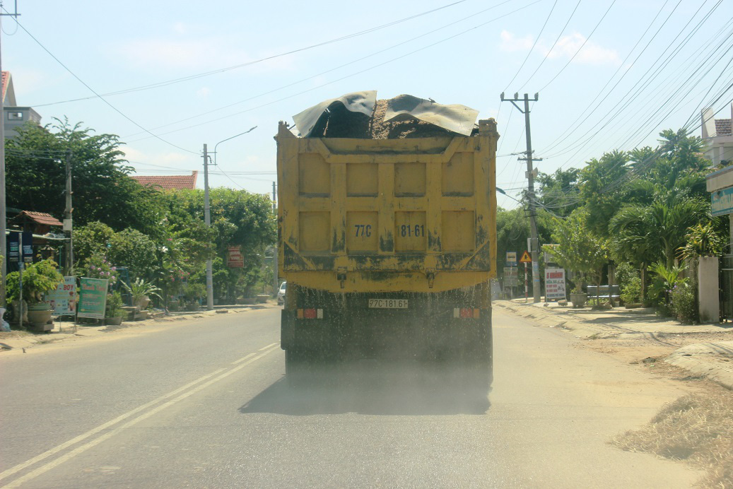 Bình Định: CSGT nói không “bảo kê”, vì sao xe quá tải ngang nhiên “lộng hành”? - Ảnh 2.