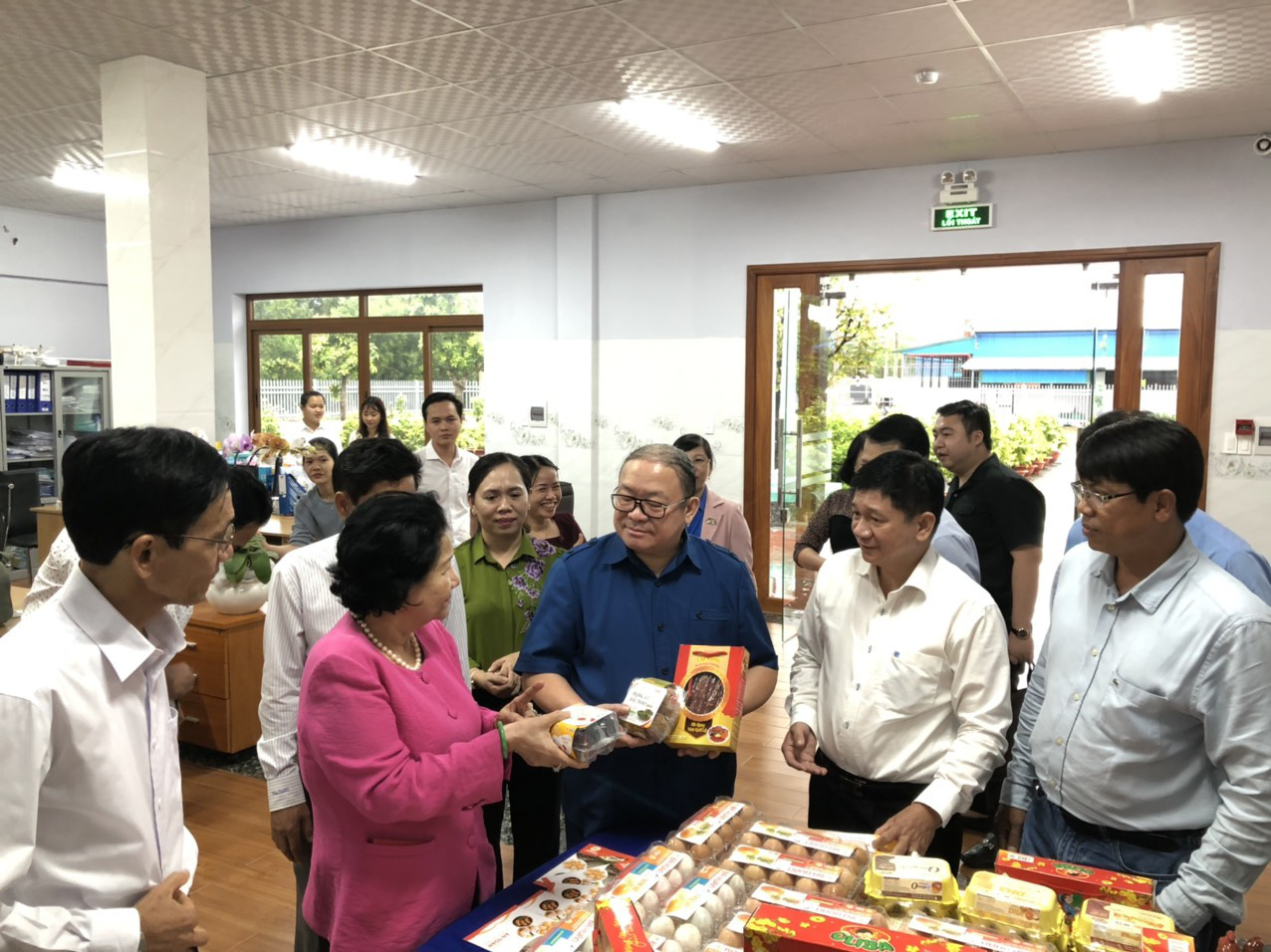 Nữ hoàng hột vịt Ba Huân được mời dạy nông dân cách nuôi gà hiệu quả - Ảnh 2. Nữ hoàng hột vịt Ba Huân được mời dạy nông dân cách nuôi gà hiệu quả - Ảnh 2.