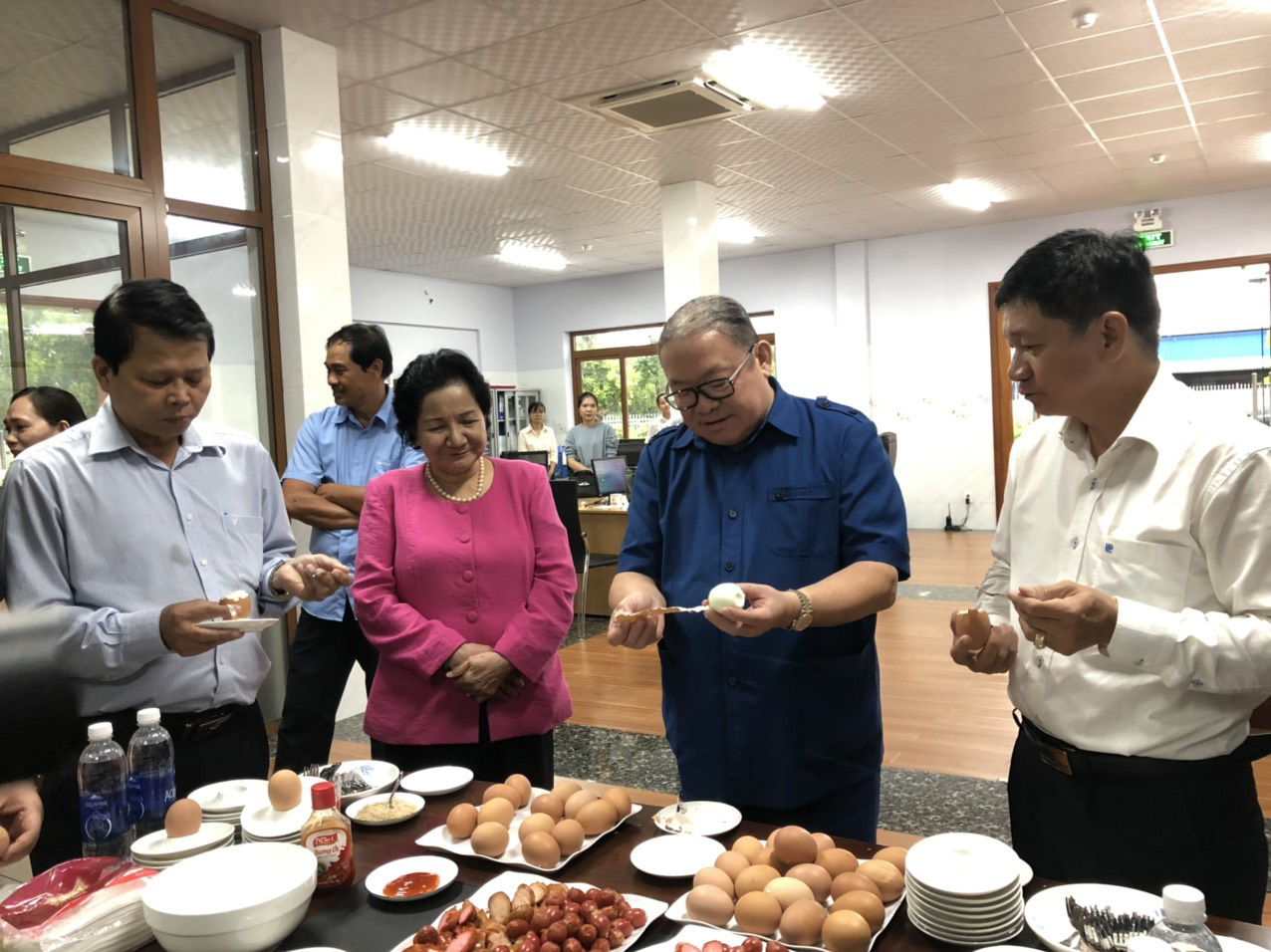 Nữ hoàng hột vịt Ba Huân được mời dạy nông dân cách nuôi gà hiệu quả - Ảnh 3. Nữ hoàng hột vịt Ba Huân được mời dạy nông dân cách nuôi gà hiệu quả - Ảnh 3.