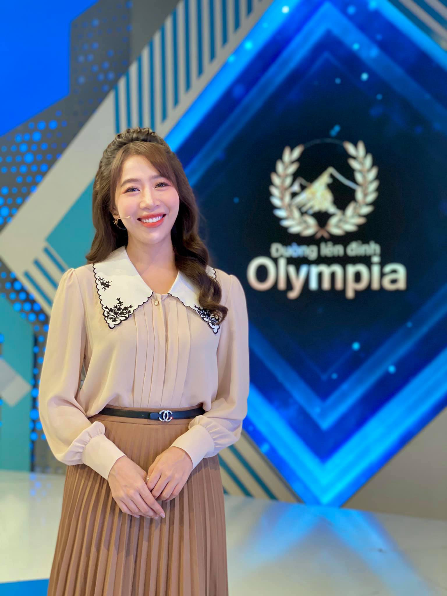Vì sao phát ngôn MC Diệp Chi giữa vụ nữ Quán quân Olympia 2020 bị &quot;ném đá&quot; về thái độ lại gây &quot;sốt&quot; mạng? - Ảnh 2.