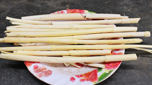 Lạ, thứ cây mọc dài ngoằng trong rừng, hái ngọn, bóc vỏ nướng lên trước ăn đắng, sau lại ngọt, tôn lên hàng đặc sản - Ảnh 2.