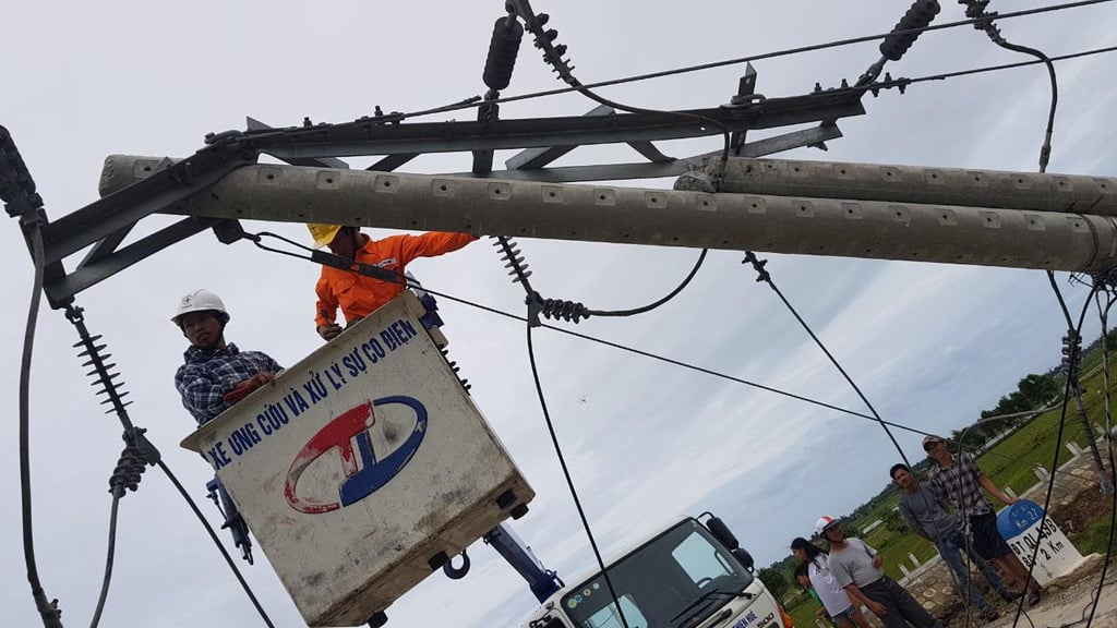 Vì sao bão không lớn nhưng hơn 400 cột điện bị gãy? - Ảnh 3. Vì sao bão không lớn nhưng hơn 400 cột điện bị gãy? - Ảnh 3.