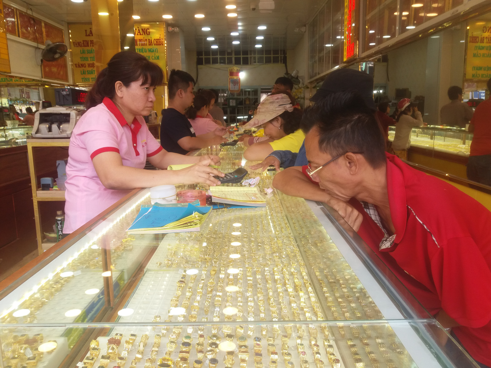 Giá vàng hôm nay 26-9: Đột ngột đi xuống, giới đầu tư bán thêm 5 tấn vàng - Ảnh 1. Giá vàng hôm nay 26-9: Đột ngột đi xuống, giới đầu tư bán thêm 5 tấn vàng - Ảnh 1.