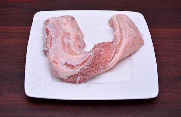 Mẹo rã đông bằng thứ gia vị chẳng ai ngờ tới, tiết kiệm thời gian, thịt lại mềm - Ảnh 1.