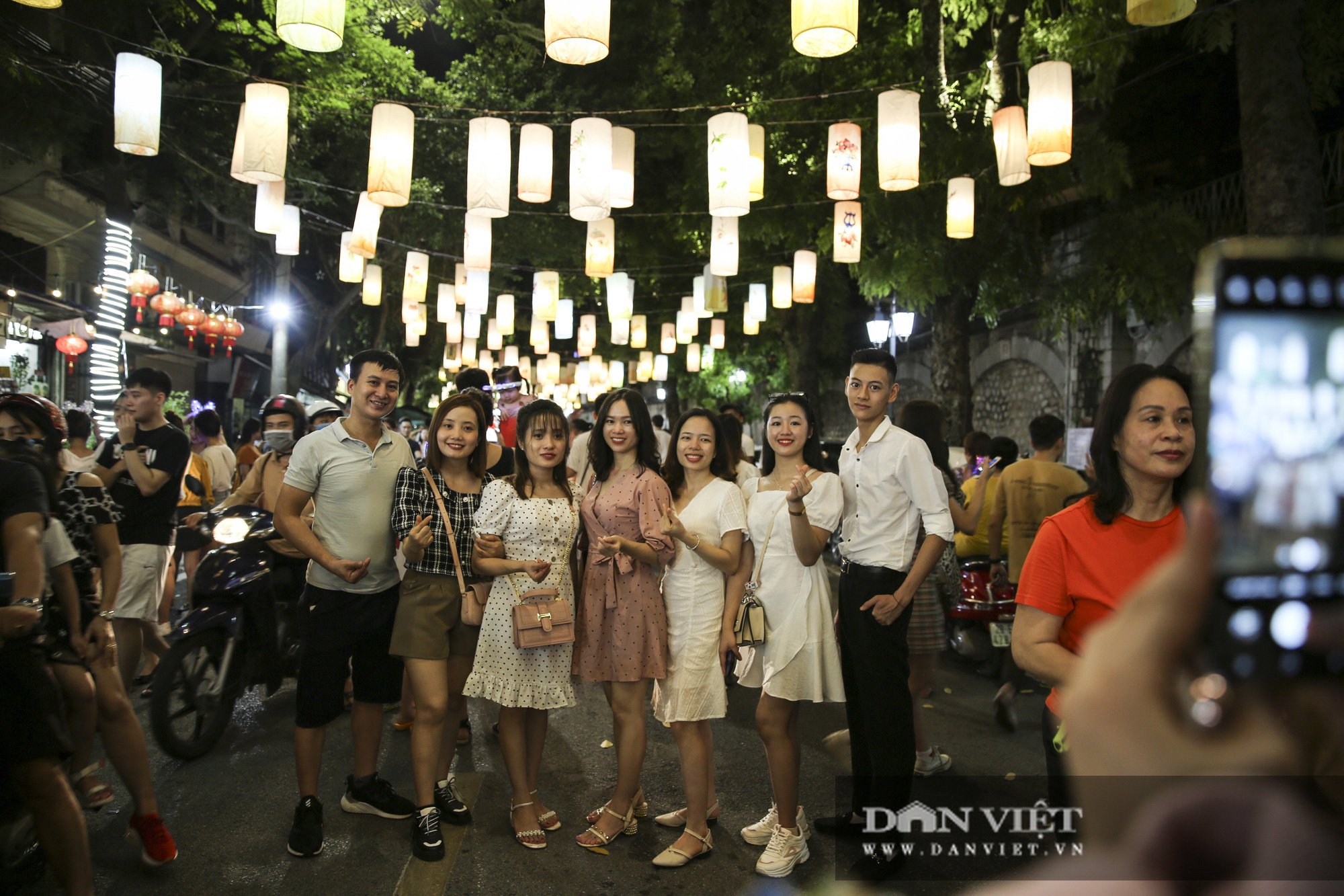 Hàng nghìn người đổ phố bích họa Phùng Hưng thưởng lãm đèn lồng - Ảnh 3.