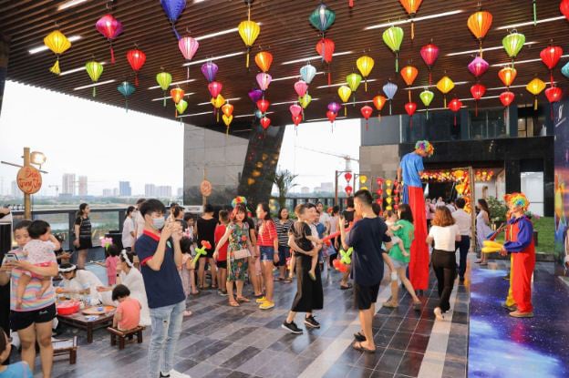 Cư dân nhí tưng bừng ‘Rước đèn lên trăng” trong đêm hội Trung thu của Sunshine Group - Ảnh 1.