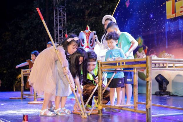 Cư dân nhí tưng bừng ‘Rước đèn lên trăng” trong đêm hội Trung thu của Sunshine Group - Ảnh 4.